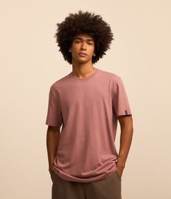 Camiseta Comfort Básica em Malhão com Etiqueta na Manga