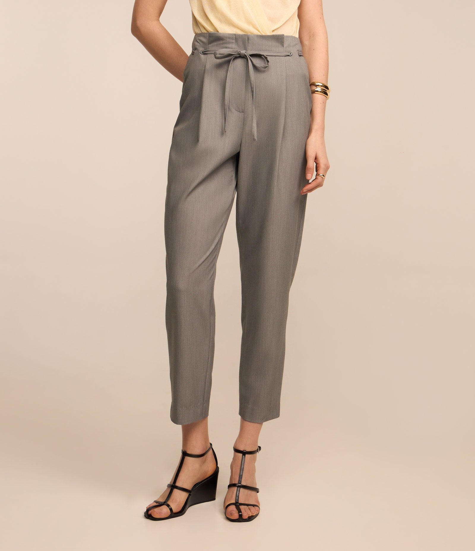 Calça Cenoura Alfaiatada com Amarração no Cós e Pregas Cinza 3