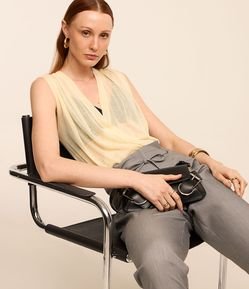 Calça Cenoura Alfaiatada com Amarração no Cós e Pregas