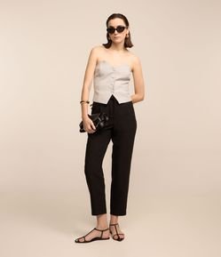 Calça Cenoura Alfaiatada com Amarração no Cós e Pregas