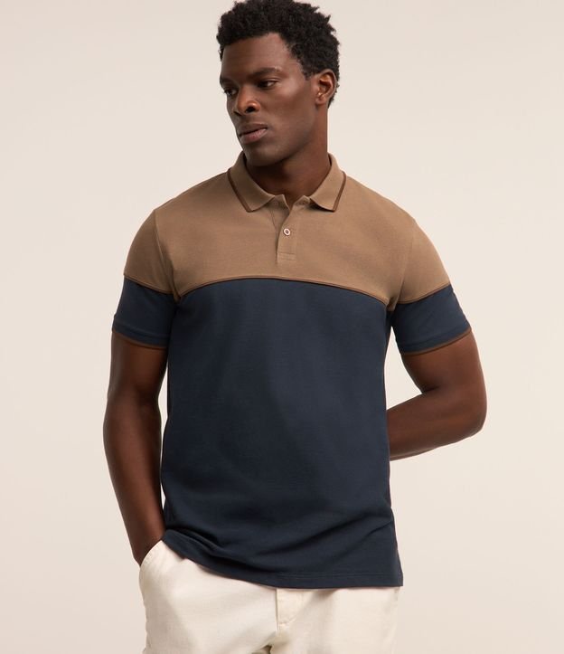 Polo Regular em Malha Piquet com Blocos de Cor e Friso Contrastante