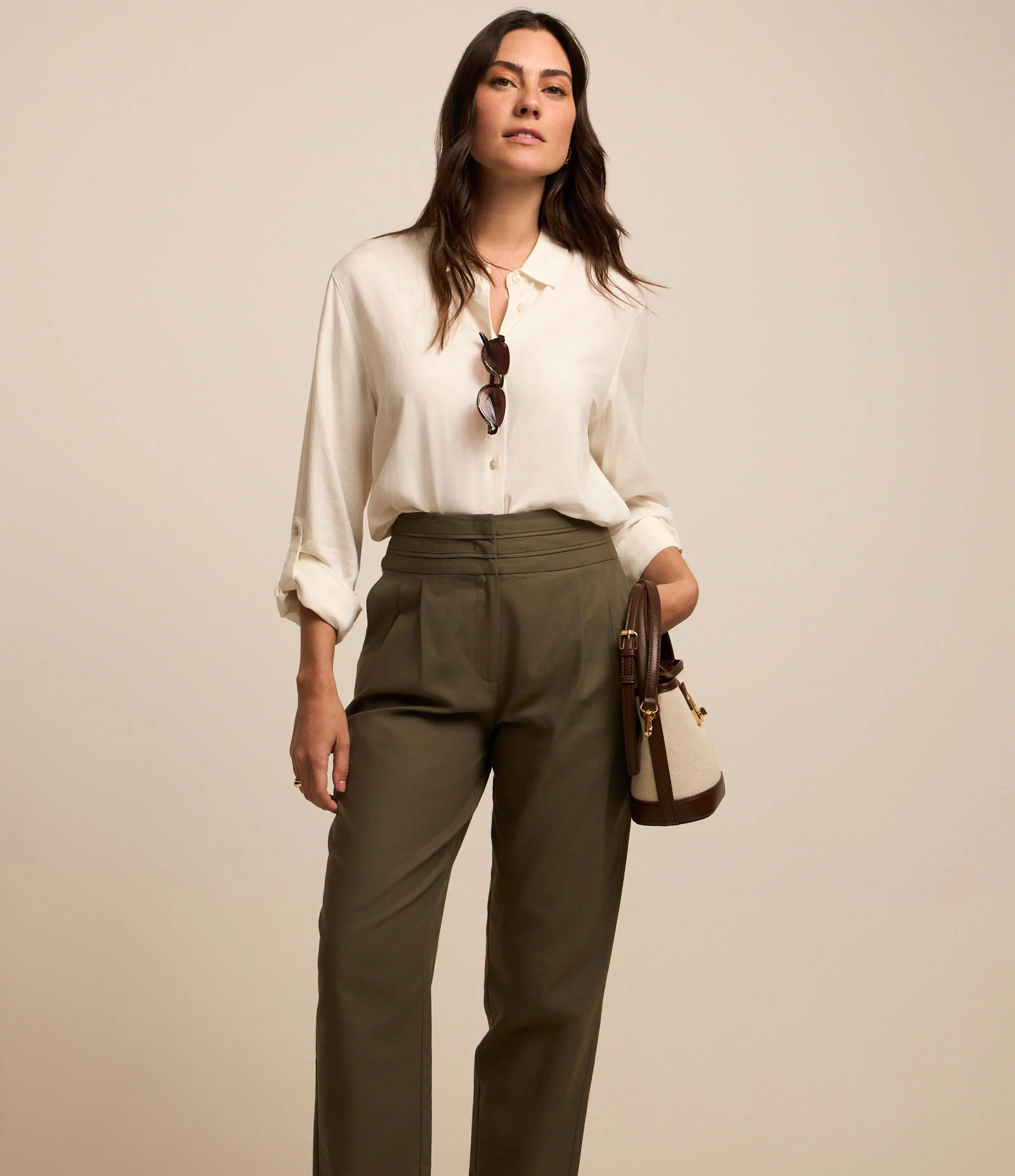 Calça Cenoura em Sarja com Recortes no Cós e Pregas Verde 2