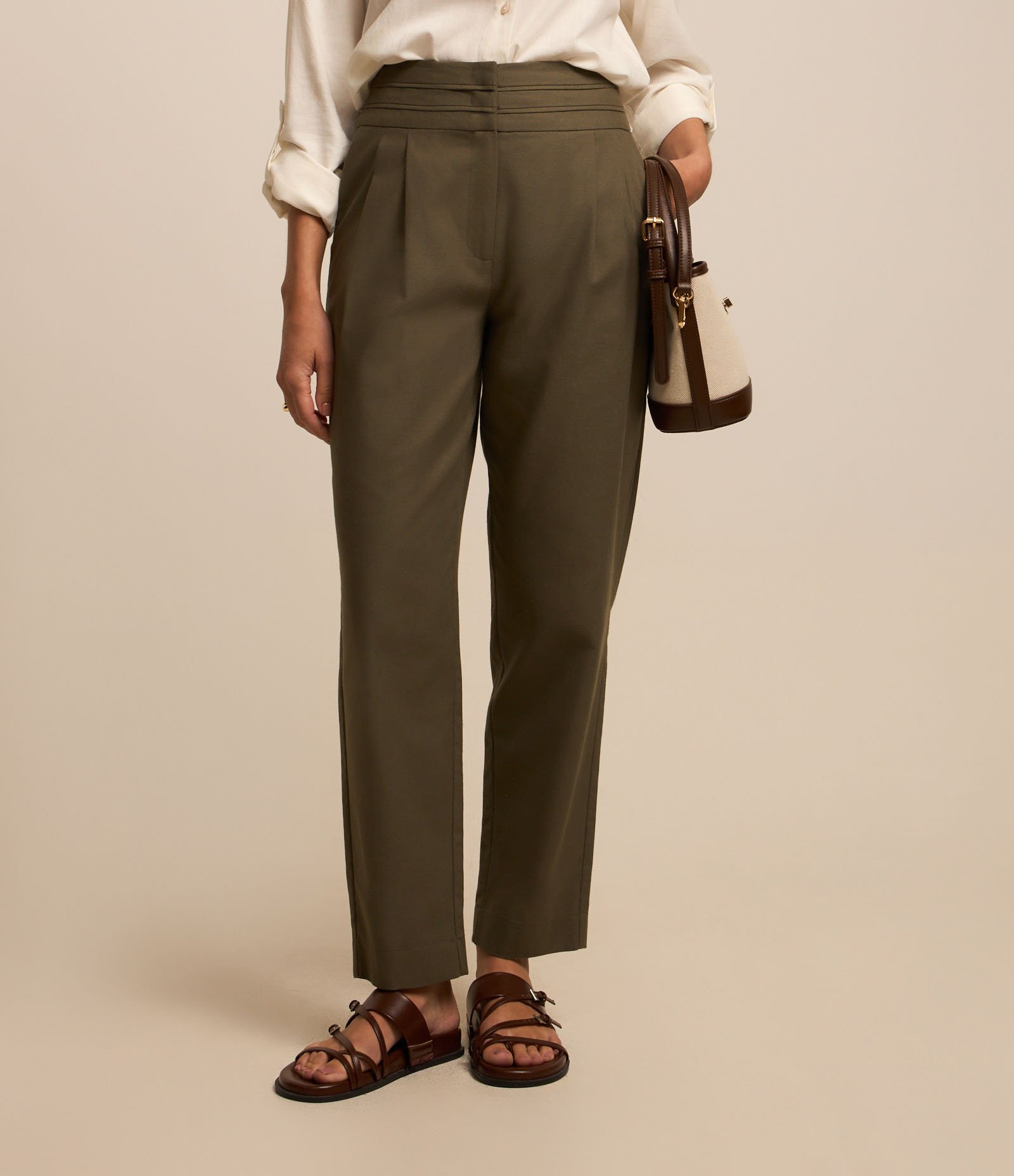 Calça Cenoura em Sarja com Recortes no Cós e Pregas Verde 3