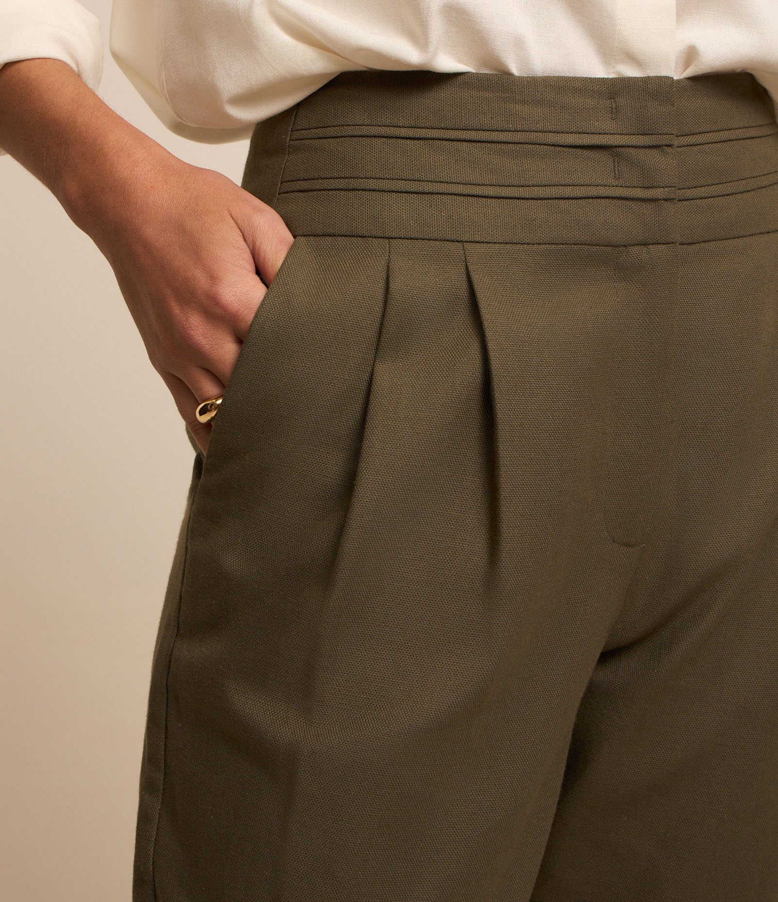 Calça Cenoura em Sarja com Recortes no Cós e Pregas Verde 4