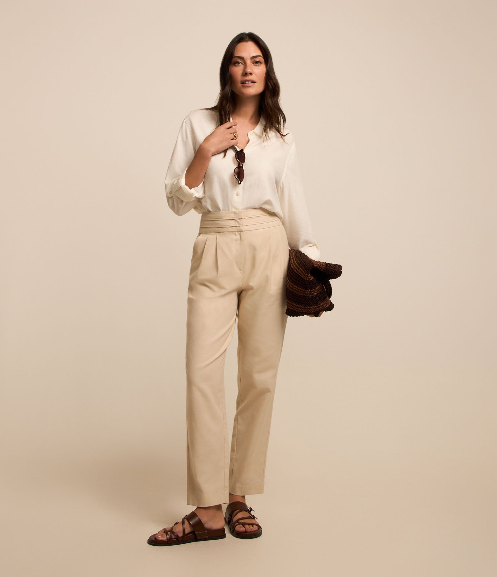 Calça Cenoura em Sarja com Recortes no Cós e Pregas Bege 1