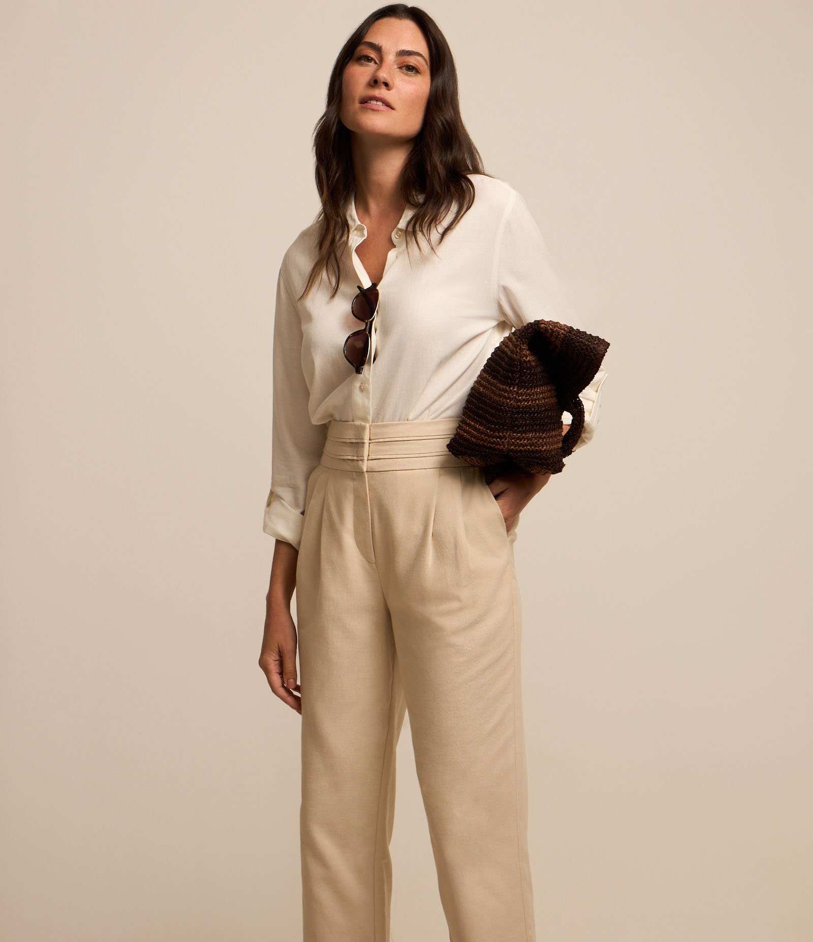 Calça Cenoura em Sarja com Recortes no Cós e Pregas Bege 2