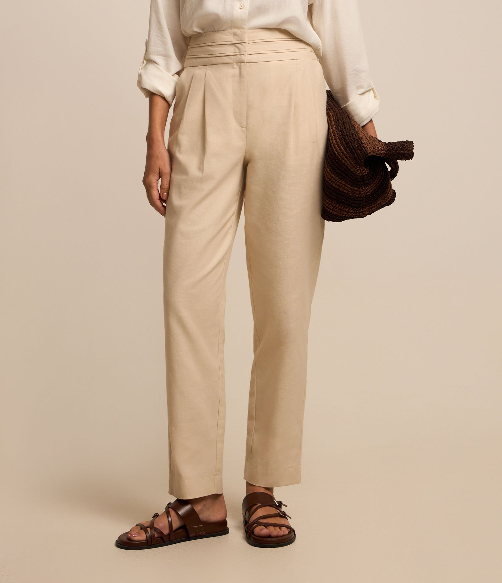 Calça Cenoura em Sarja com Recortes no Cós e Pregas Bege 3