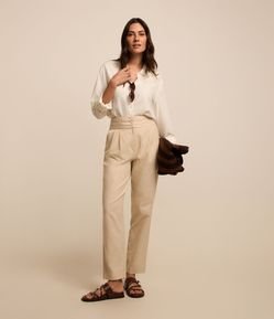 Calça Cenoura em Sarja com Recortes no Cós e Pregas