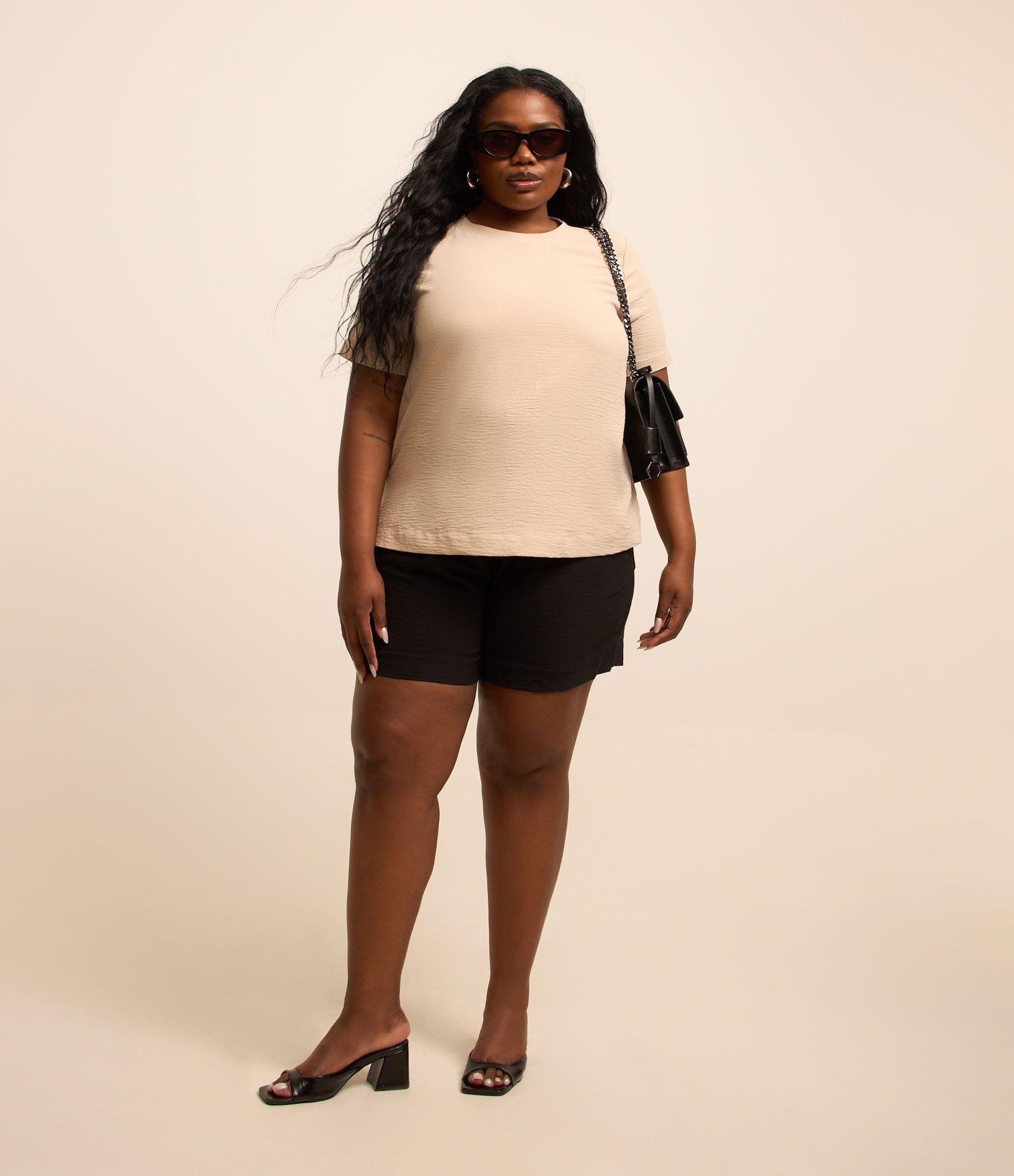 Blusa com Detalhe de Gota e Botão nas Costas Curve & Plus Size Bege 2