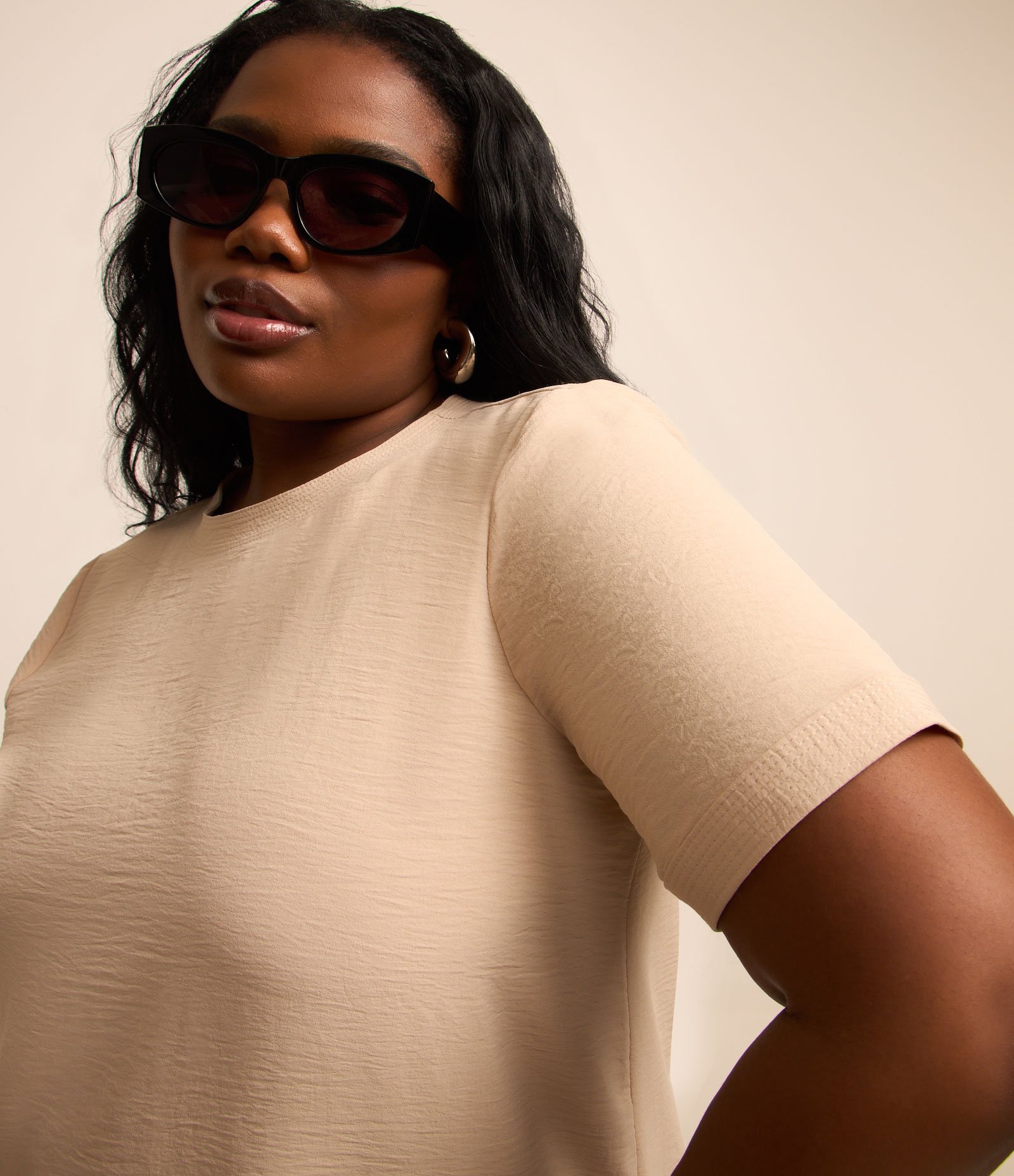 Blusa com Detalhe de Gota e Botão nas Costas Curve & Plus Size Bege 3