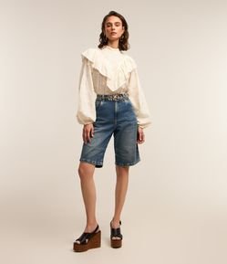 Bermuda Baggy em Jeans com Bolsos e Pences