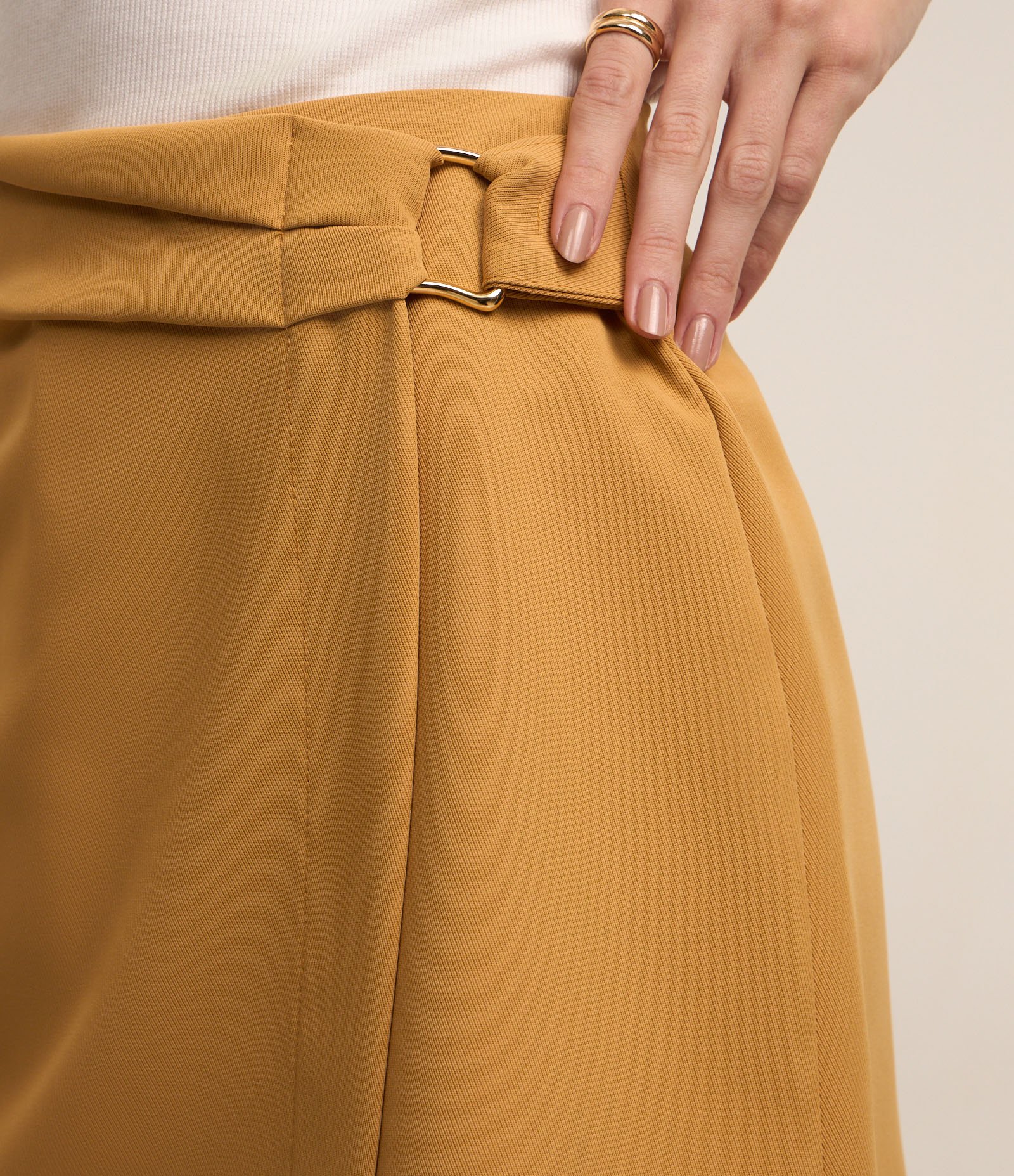 Short Saia Alfaiatado com Transpasse e Fivela Lateral Bege 4