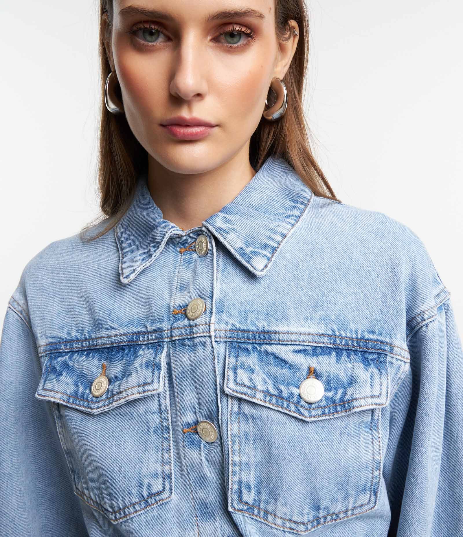 Jaqueta Cropped Jeans com Barra Ajustada e Bolso com Lapela Azul 4