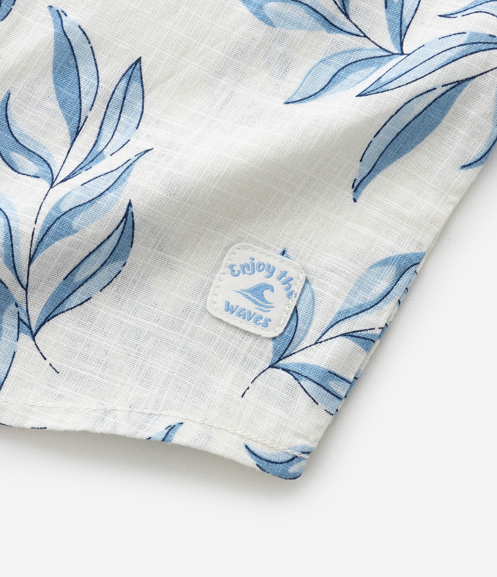 Camisa Infantil com Estampa de Folhagem e Bolsinho - Tam 0 a 18 meses Bege 4