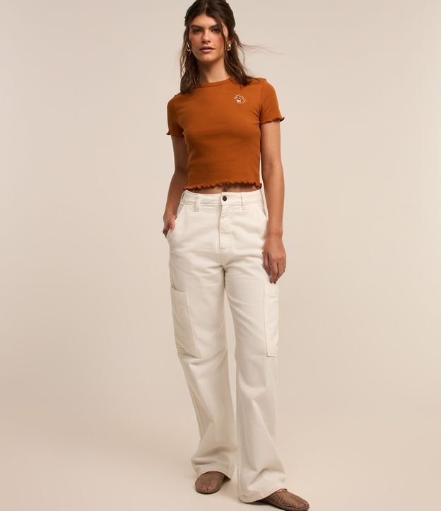 Blusa T-Shirt em Algodão com Bordado e Frufru