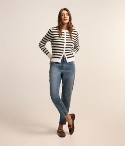 Calça Mom Cintura Média em Jeans Dirty Washed com Bolsos