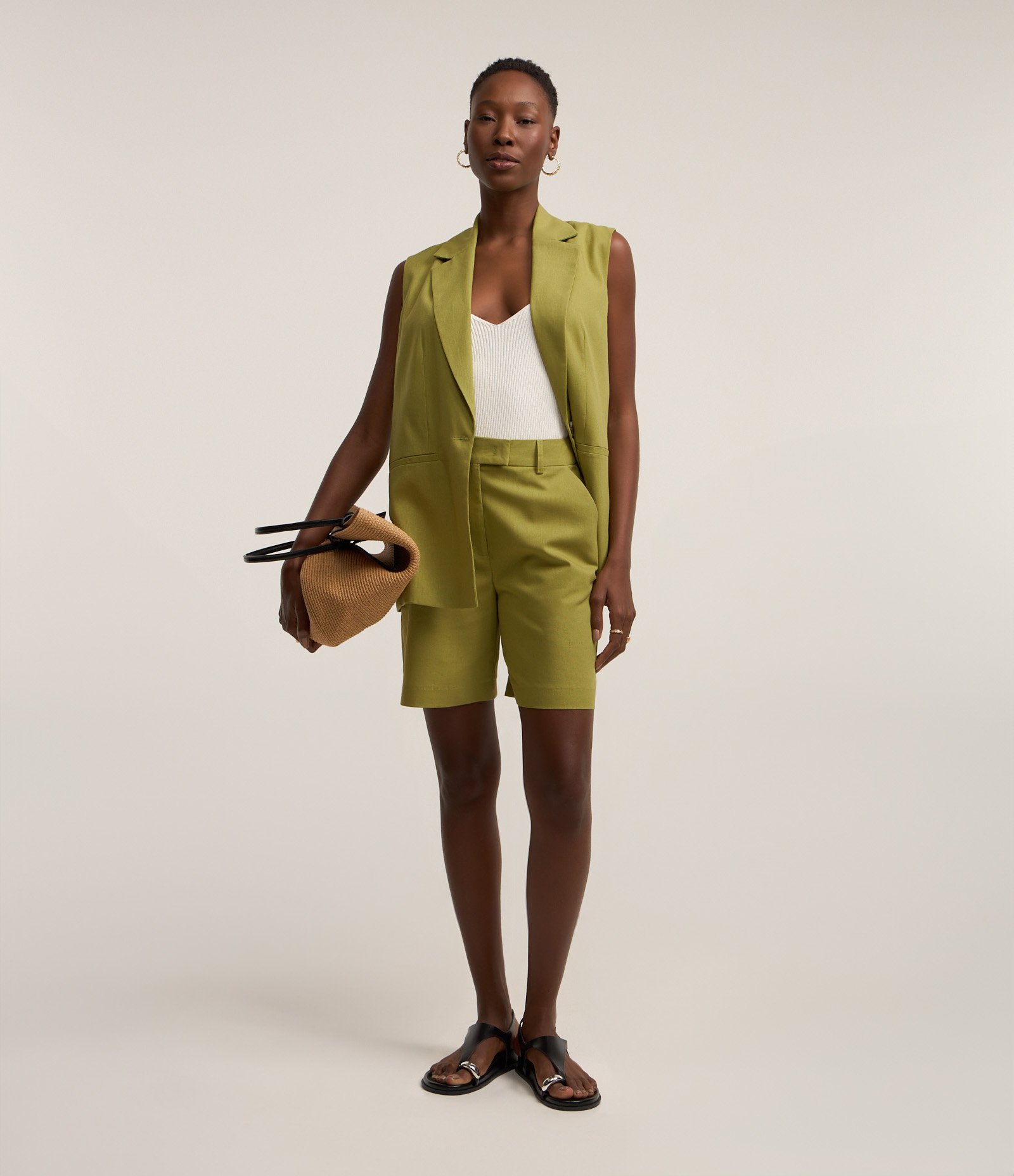 Bermuda Alongada em Viscolinho com Passantes e Fechamento no Cós Verde Amarelado 1