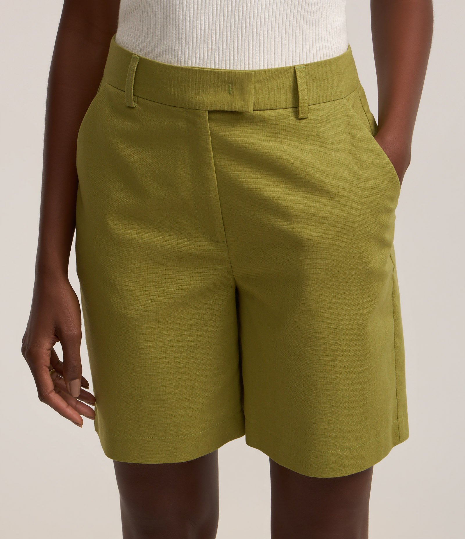 Bermuda Alongada em Viscolinho com Passantes e Fechamento no Cós Verde Amarelado 2