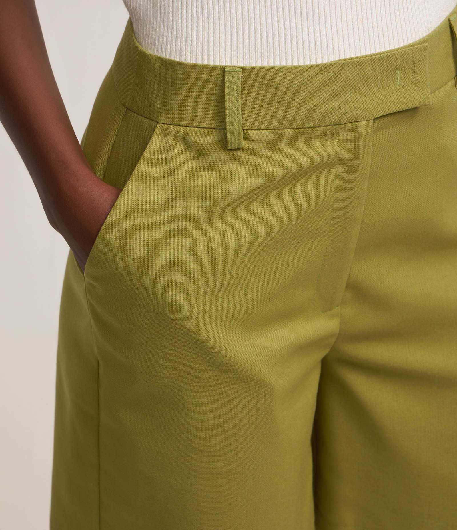 Bermuda Alongada em Viscolinho com Passantes e Fechamento no Cós Verde Amarelado 3