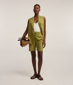 Bermuda Alongada em Viscolinho com Passantes e Fechamento no Cós