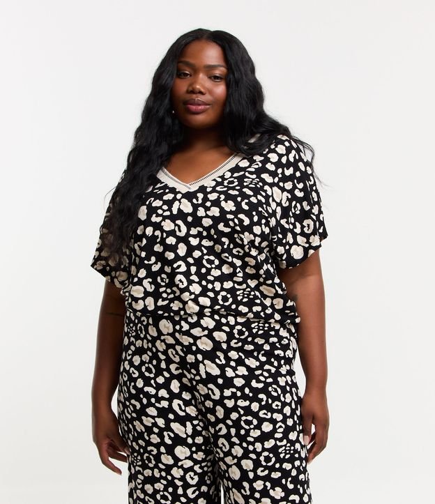 Blusa em Crepe com Estampa de Manchinhas e Gola V Curve & Plus Size