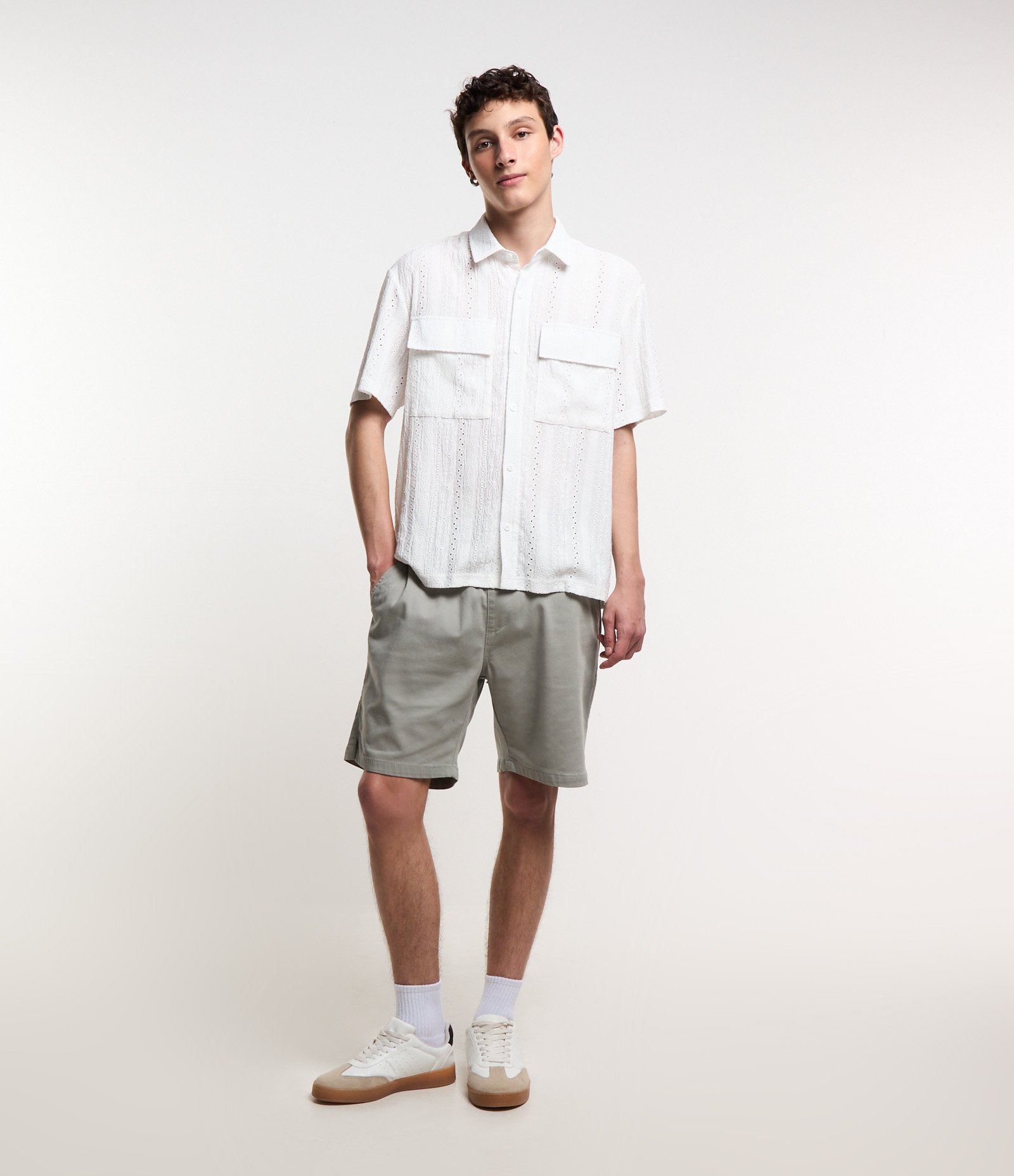 Bermuda Regular Slim em Sarja com Cós Elástico e Bolsos Cinza 1