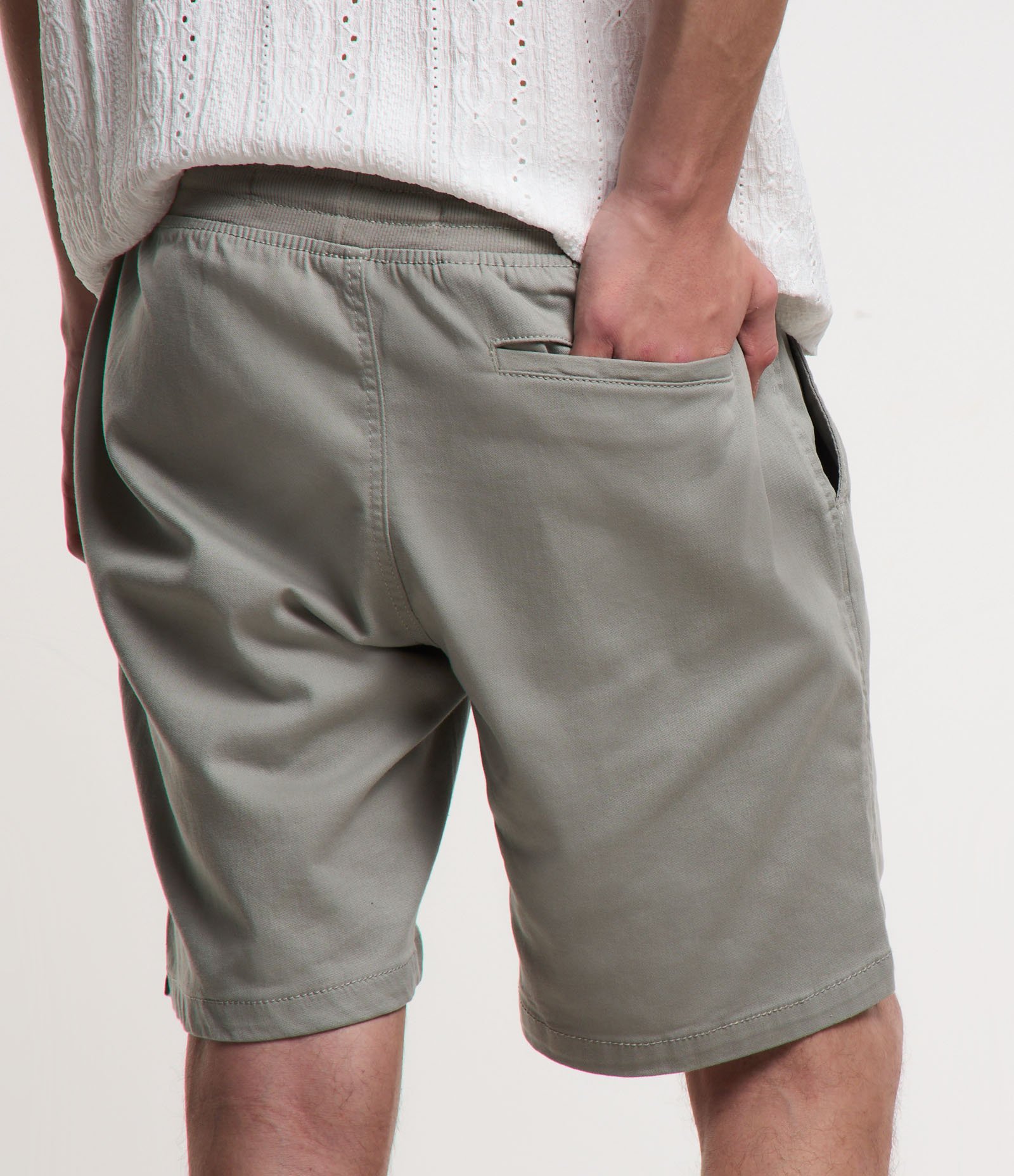 Bermuda Regular Slim em Sarja com Cós Elástico e Bolsos Cinza 3