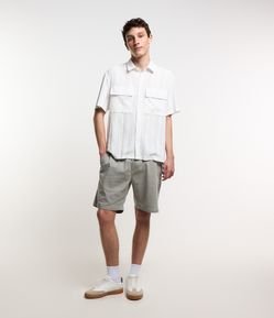 Bermuda Regular Slim em Sarja com Cós Elástico e Bolsos