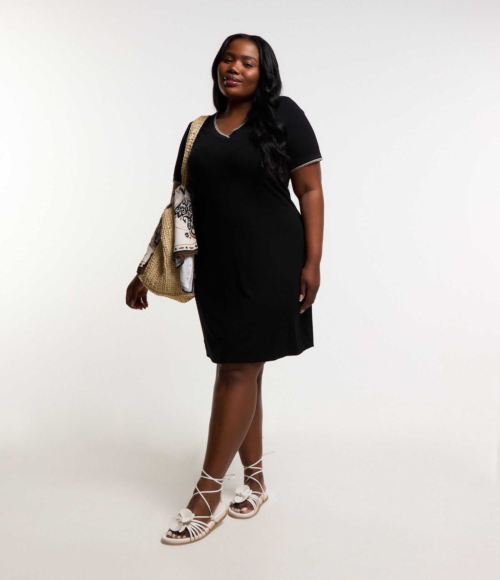 Vestido Curto em Crepe com Gola V Retilínea Curve & Plus Size Preto 2