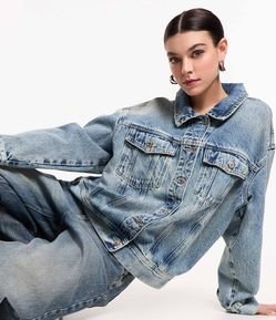 Jaqueta Oversized em Jeans Dirty Washed com Recortes