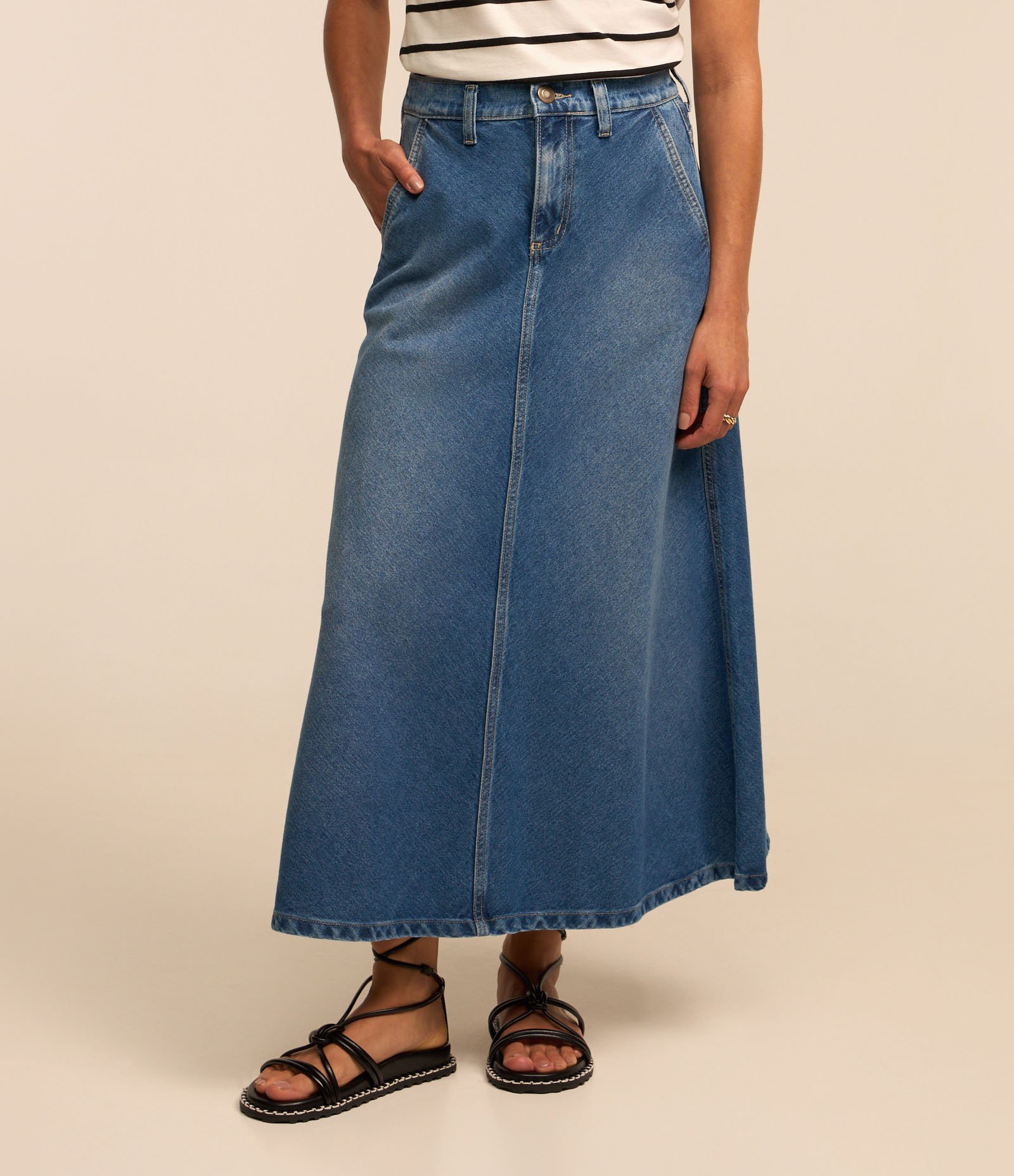 Saia Midi Evasê em Jeans com Recorte no Viés 3