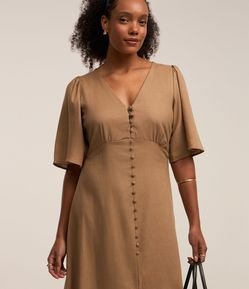 Vestido Midi em Linho com Manga Evasê Bufante e Abotoamento Frontal