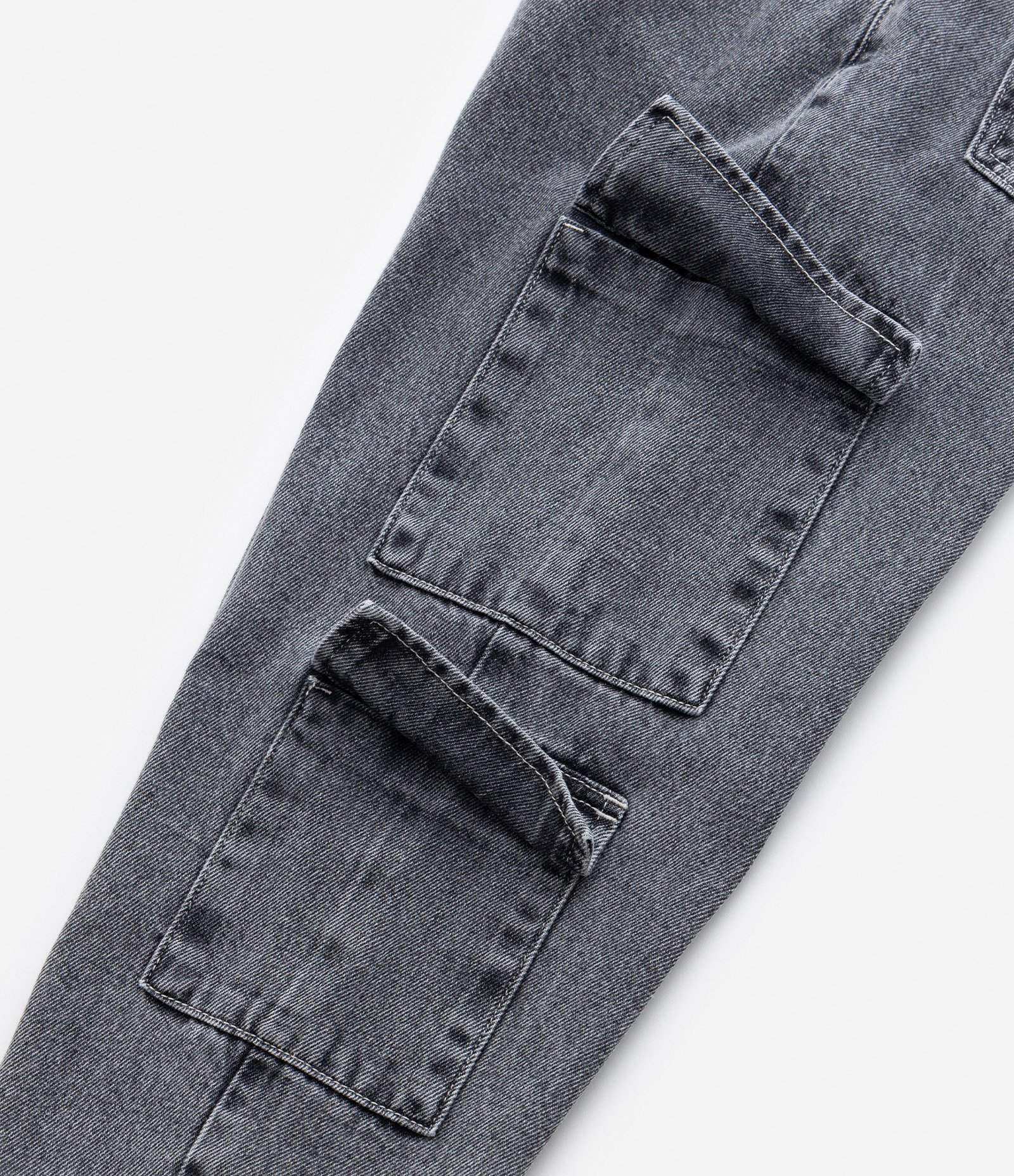 Calça Slouchy Infantil em Jeans com Bolso Cargo - Tam 5 a 14 anos Preto Estonado 4