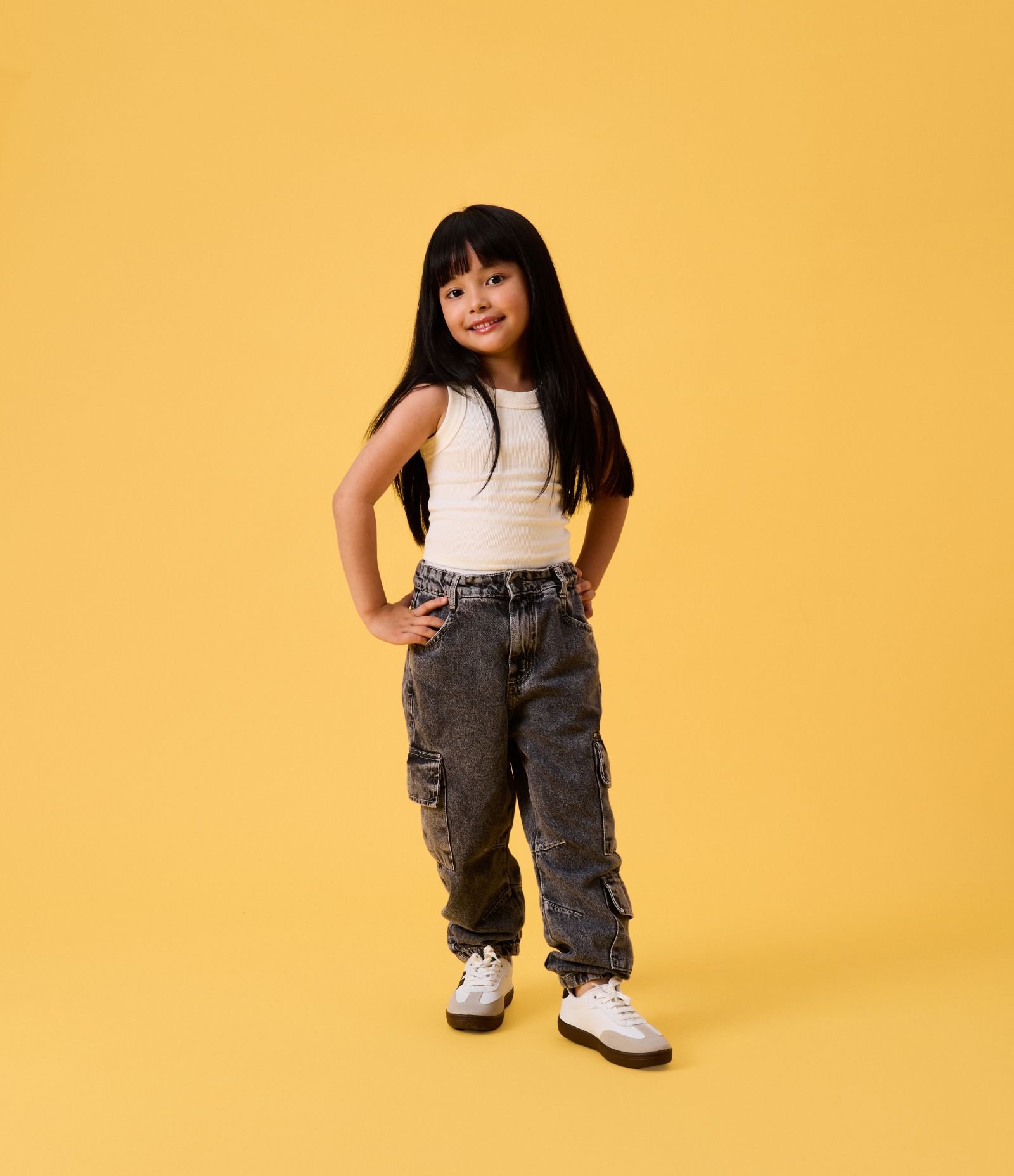 Calça Slouchy Infantil em Jeans com Bolso Cargo - Tam 5 a 14 anos Preto Estonado 1