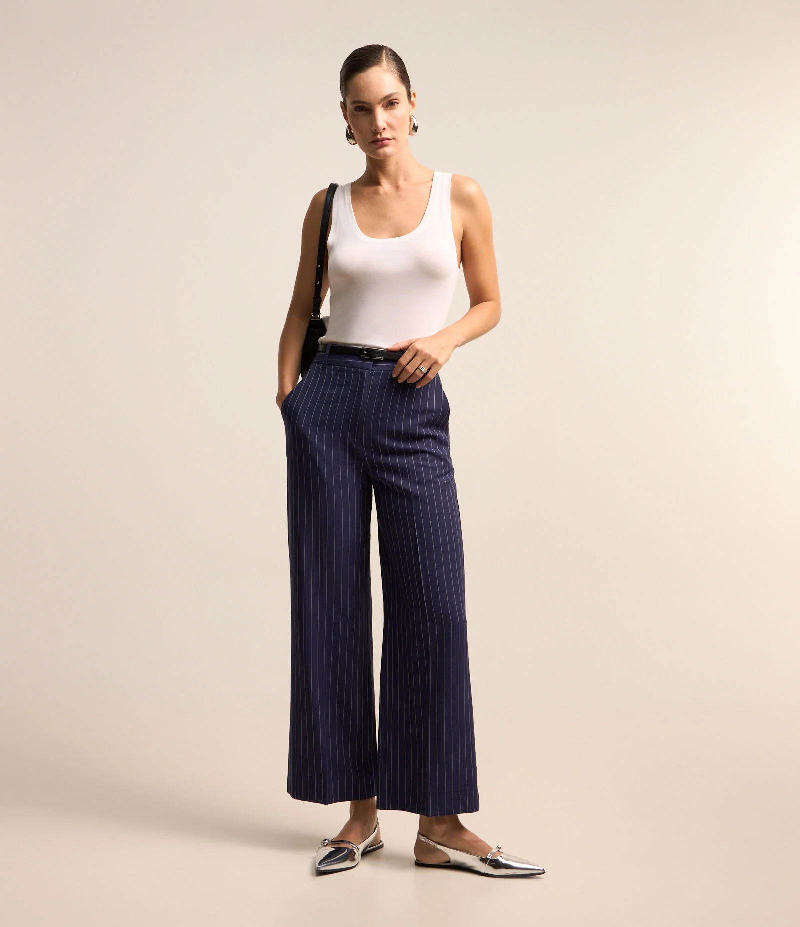 Calça Reta Alfaiatada em Viscose com Listras Riscas de Giz Azul 1