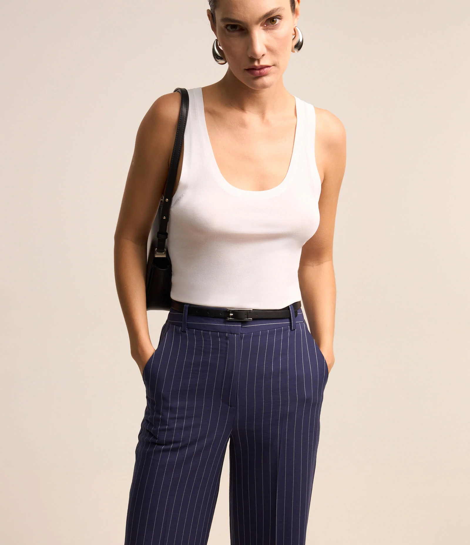 Calça Reta Alfaiatada em Viscose com Listras Riscas de Giz Azul 2