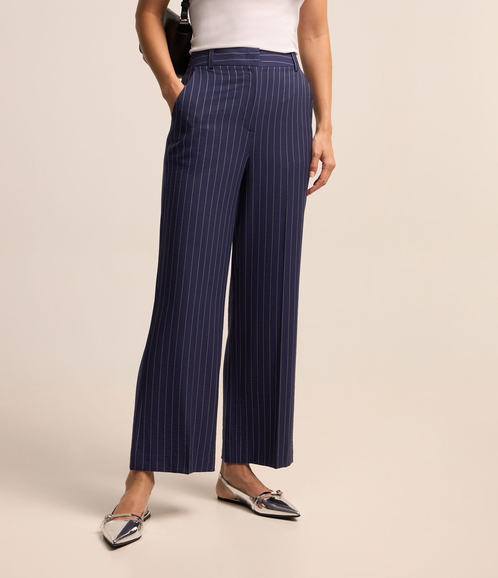 Calça Reta Alfaiatada em Viscose com Listras Riscas de Giz Azul 3