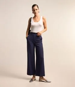 Calça Reta Alfaiatada em Viscose com Listras Riscas de Giz