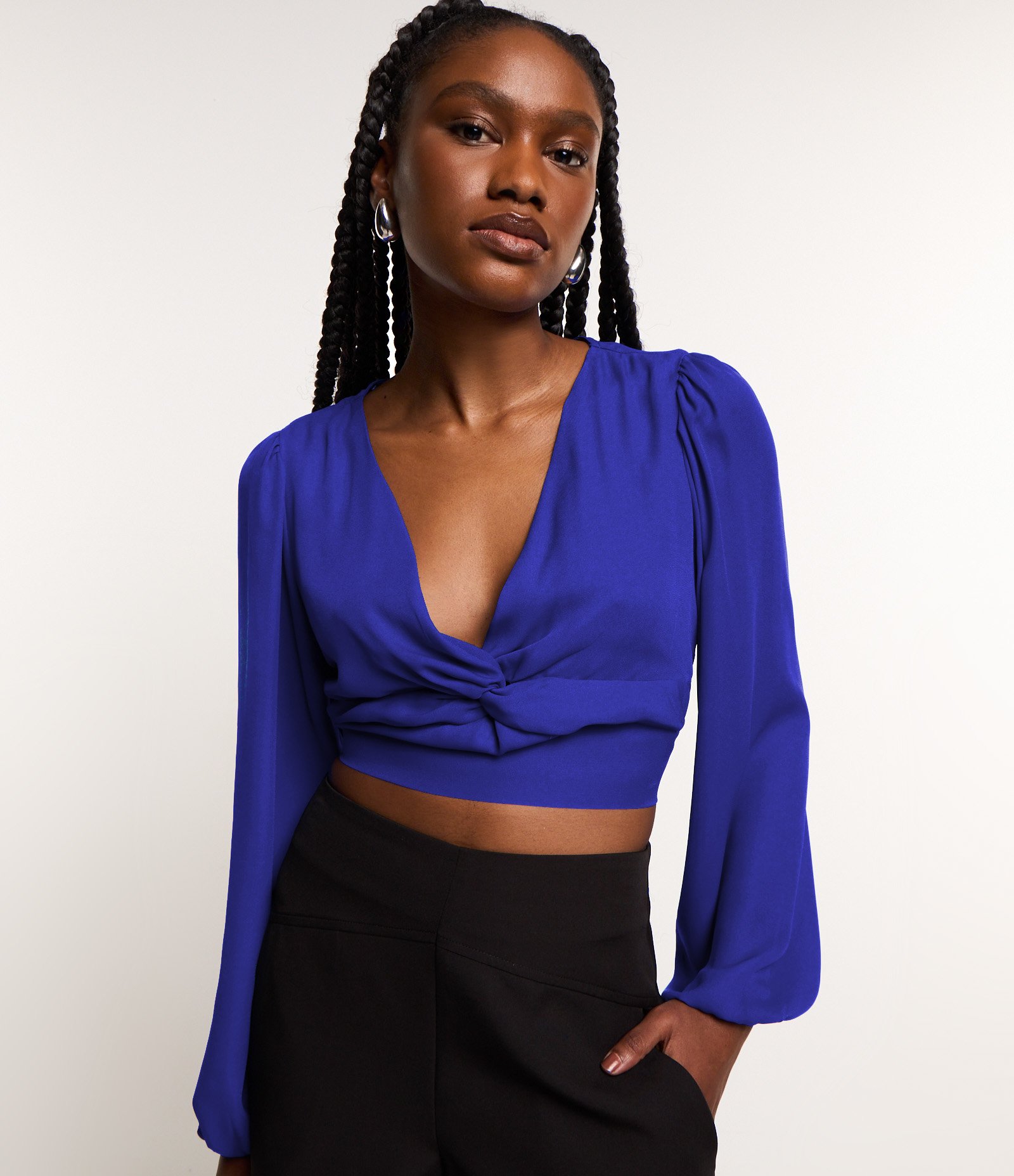 Blusa Cropped em Chiffon com Decote Torcido e Mangas Bufantes Azul 1