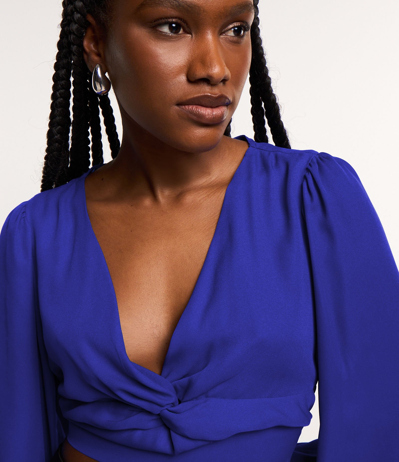 Blusa Cropped em Chiffon com Decote Torcido e Mangas Bufantes Azul 4