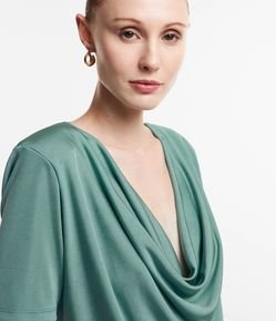Blusa em Microfibra com Decote Degagê e Ombreiras