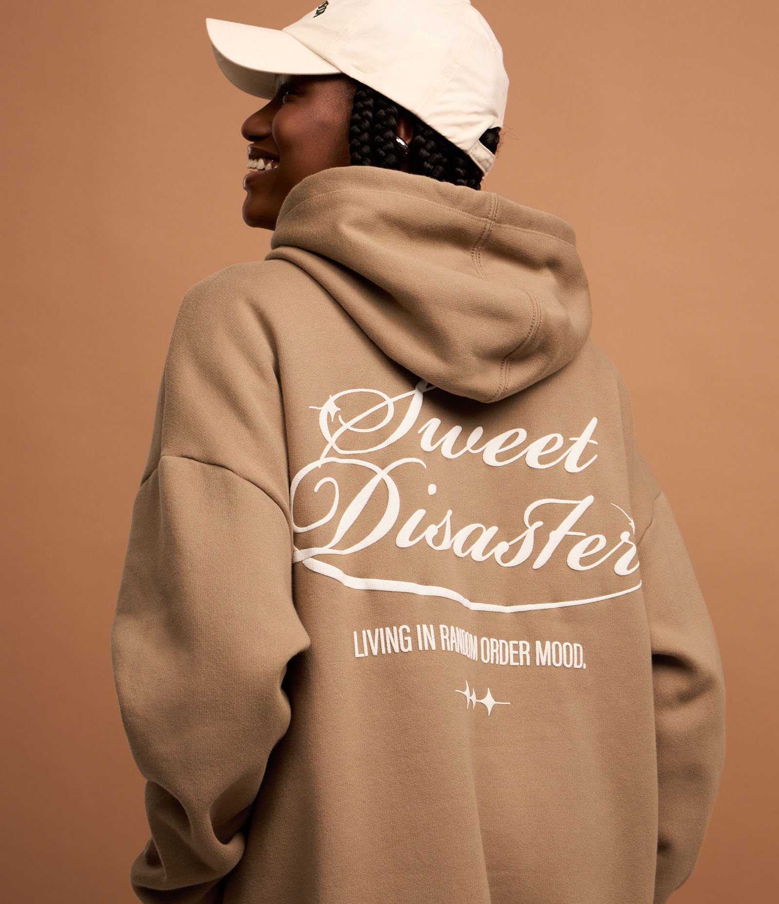 Blusão em Moletom Forro Fleece e Lettering Frente e Costas Bege Caramelo 4