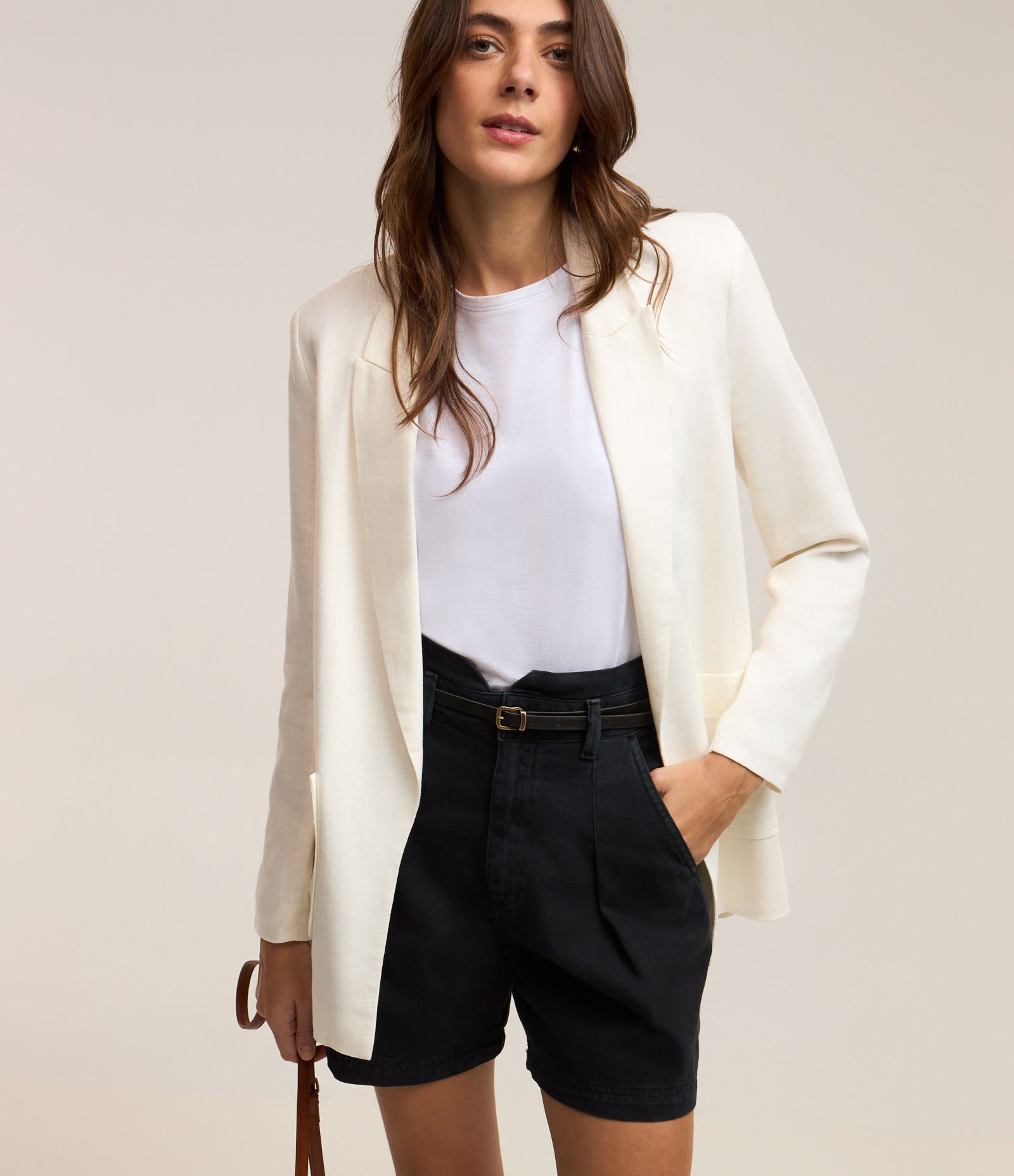 Bermuda em Sarja com Cinto Afivelado e Pregas Preto 1