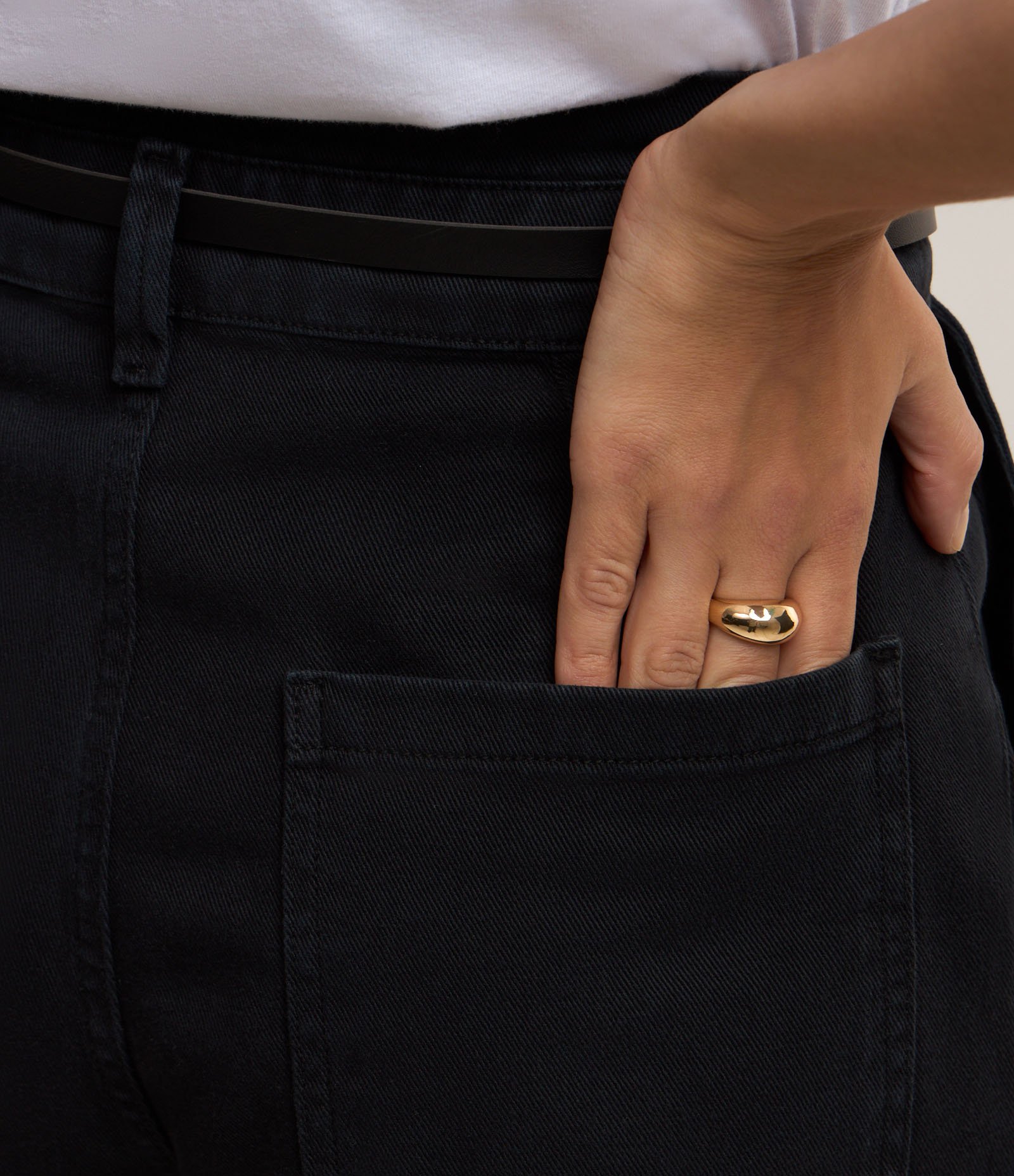 Bermuda em Sarja com Cinto Afivelado e Pregas Preto 5