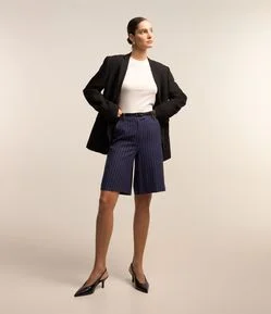 Bermuda Alongada Alfaiatada em Viscose com Estampa Listras