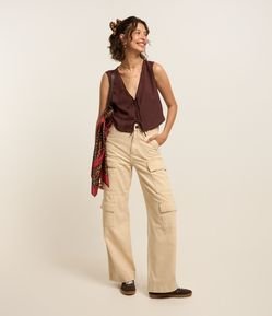 Calça Wide Leg em Sarja com Cintura Alta e Bolsos Cargo