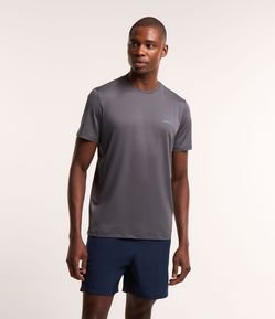 Camiseta Esportiva Tecnologia Dry com Lettering Vertical Earned