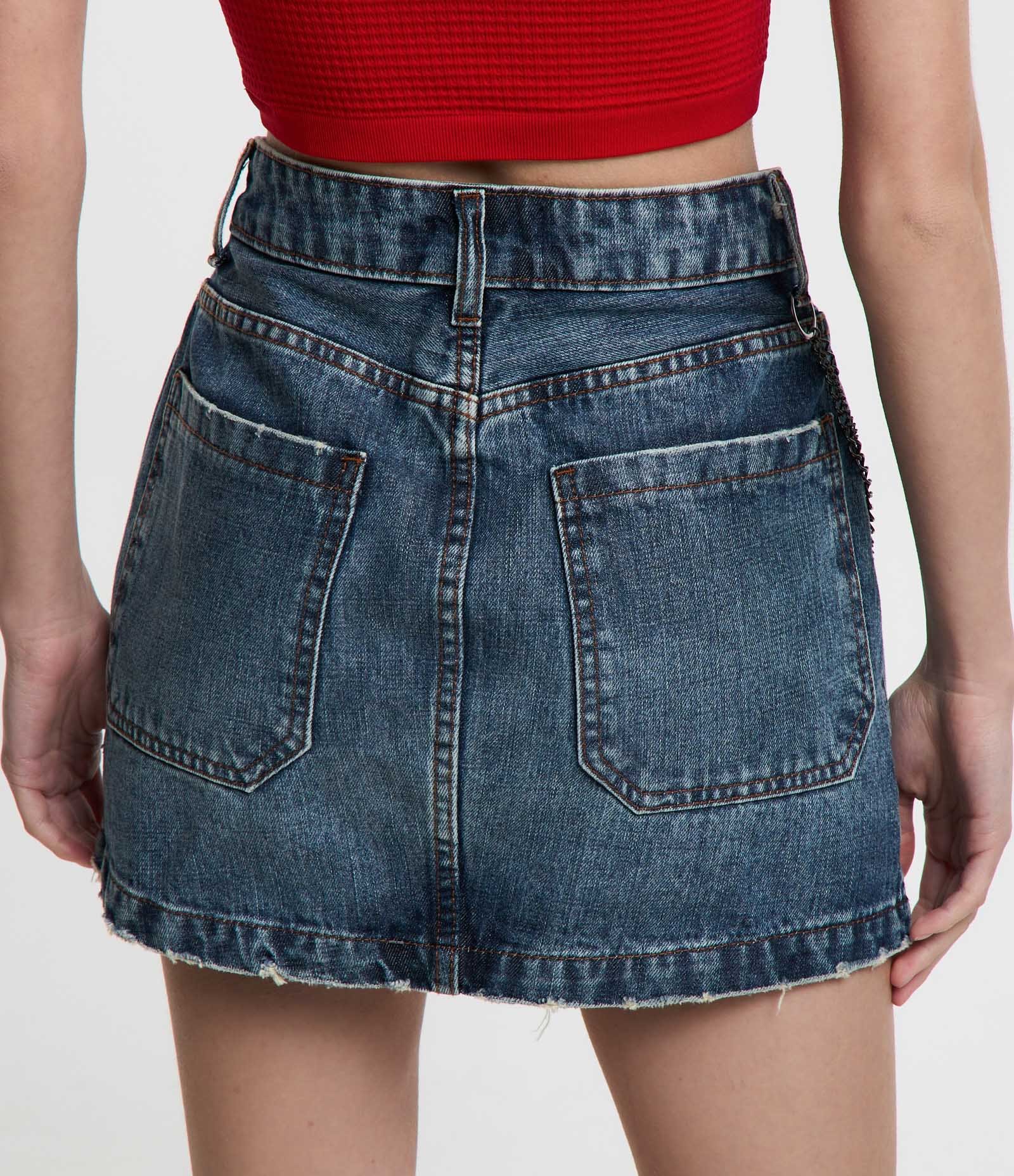 Saia Curta Cintura Baixa em Jeans com Correntinha Azul 3