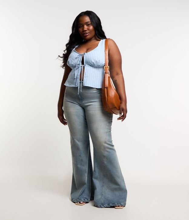 Calça Flare em Jeans com Cós Transpassado e Recortes Curve & Plus Size