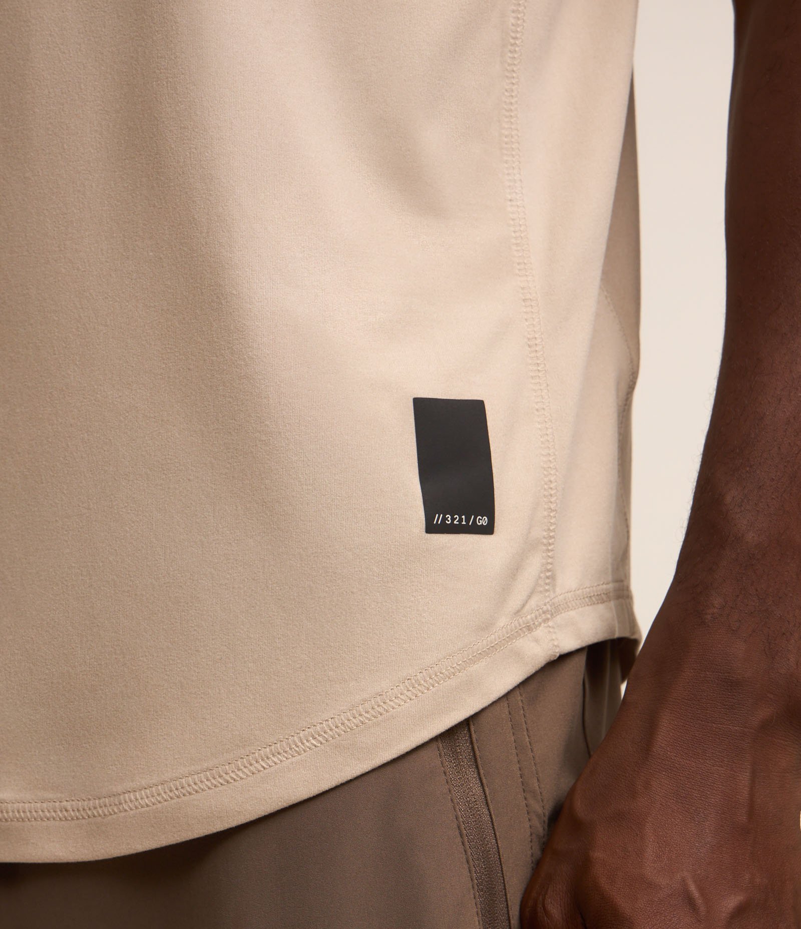 Regata Regular Esportiva com Etiqueta na Barra e Detalhe Contrastante Bege 4